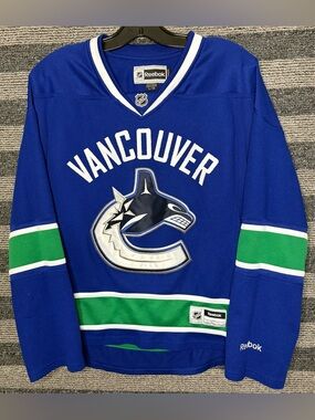 Reebok Vancouver Canucks Women’s NHL  Jersey Large EUC
